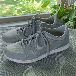 GREY USED NIKE TENNIS SHOE